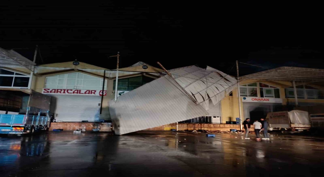 Demrede hortum iş yerinin çatısına zarar verdi, Kaşta yağış etkili oldu