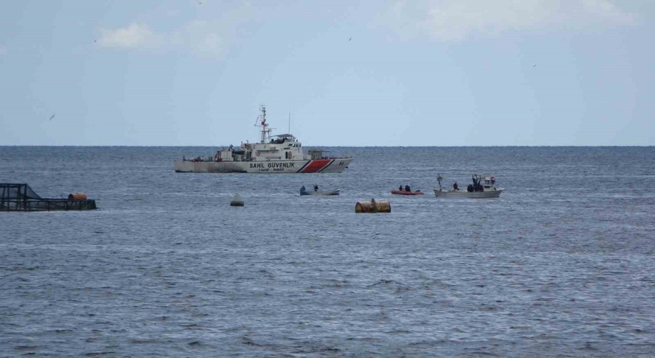 Denizde teknesi terk edilmiş halde bulunan balıkçı için arama çalışması başlatıldı