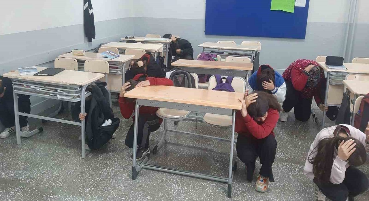 Denizlide afetler ve dayanıklılık ayı etkinlikleri kapsamında okullarda eş zamanlı tatbikat yapıldı