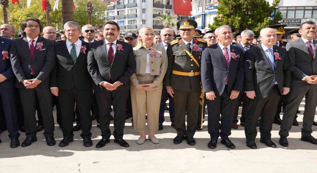 Denizlide Cumhuriyetin 102. yıldönümü kutlamaları çelenk sunumuyla başladı