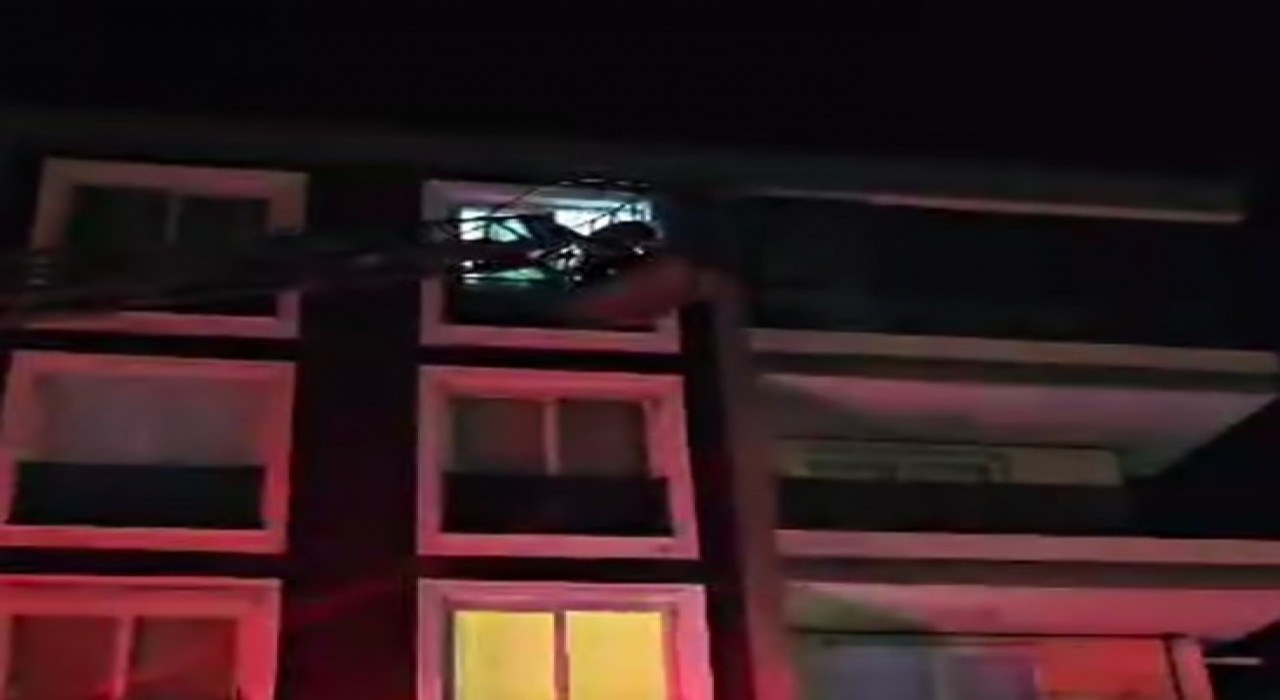 Depreme itfaiye merdiveninde yakalandılar