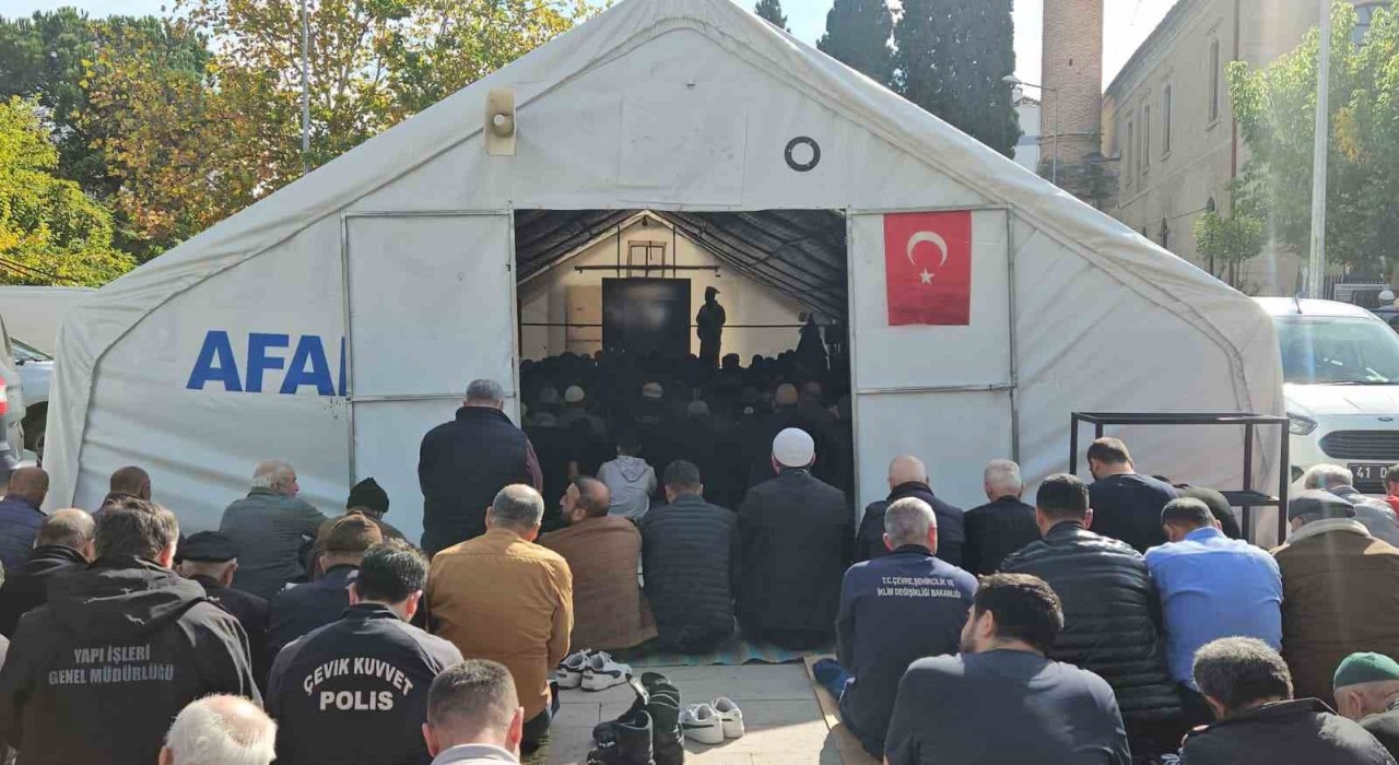 Depremin vurduğu Sındırgıda cuma namazı çadırlarda kılındı