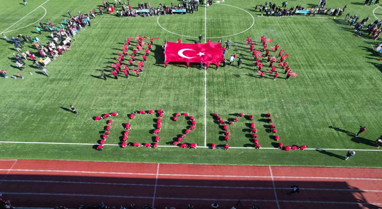 Depremin vurduğu Sındırgıda Cumhuriyet coşkusu yaşanıyor