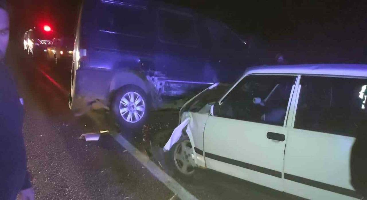 Derebucakta otomobil ile minibüs çarpıştı: 2 yaralı