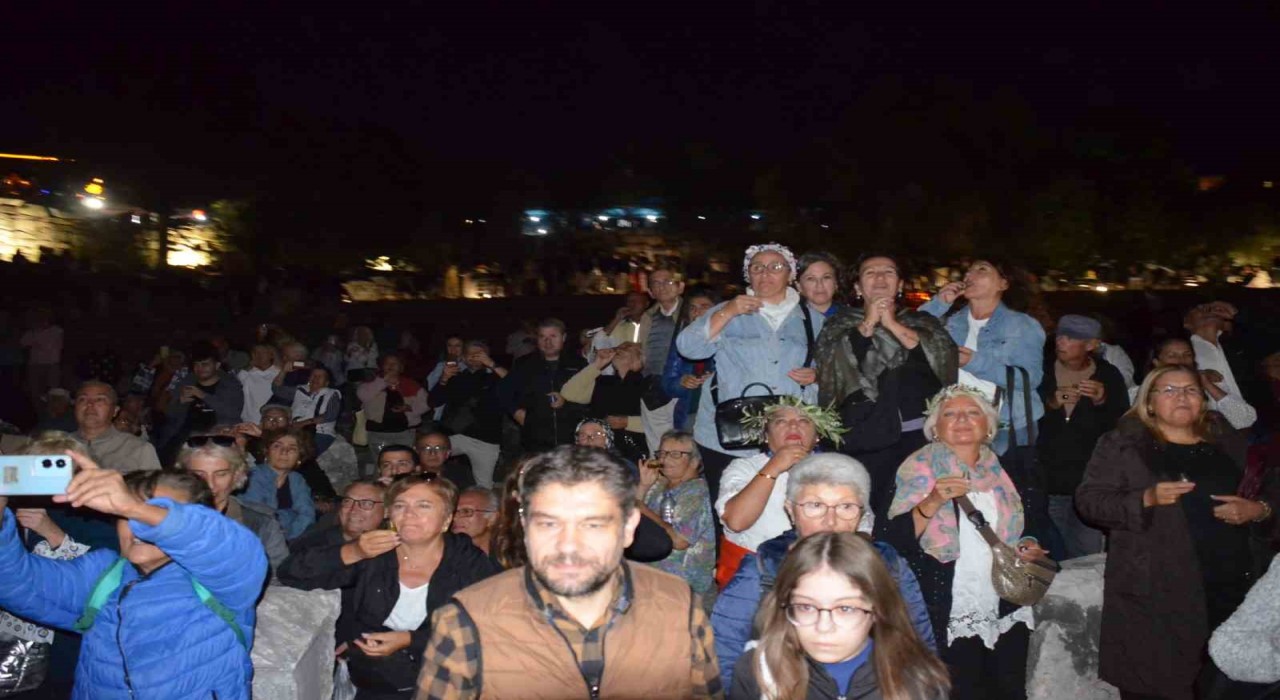 Didim Zeytin Festivalinde zeytinyağı tadım rekoru yenilendi