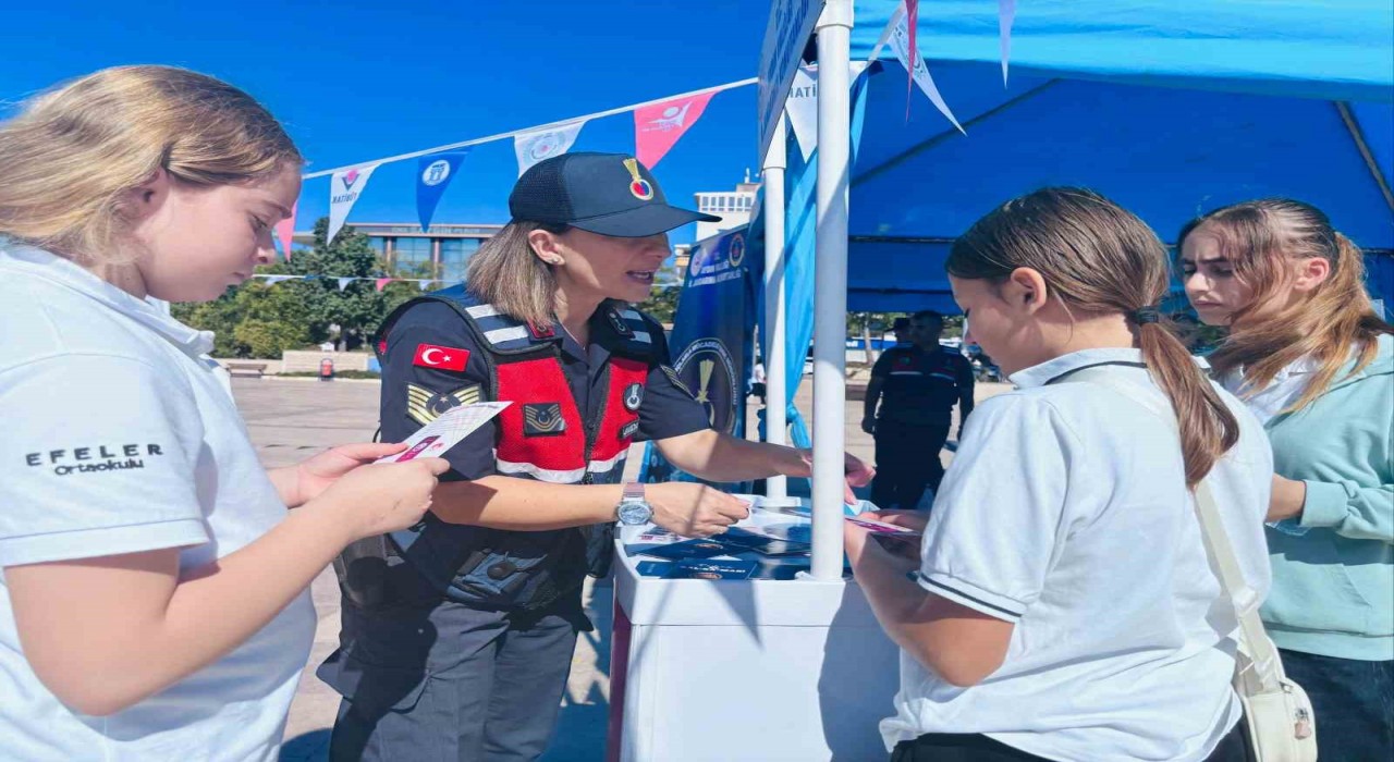 Didimde Jandarma bilim şenliğinde bilgilendirdi