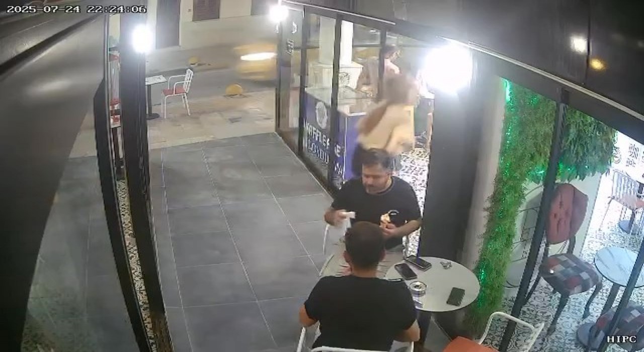 Dikkatsizliğiyle cam kapıya çarpan kadın personelin yere savrulduğu anlar kamerada