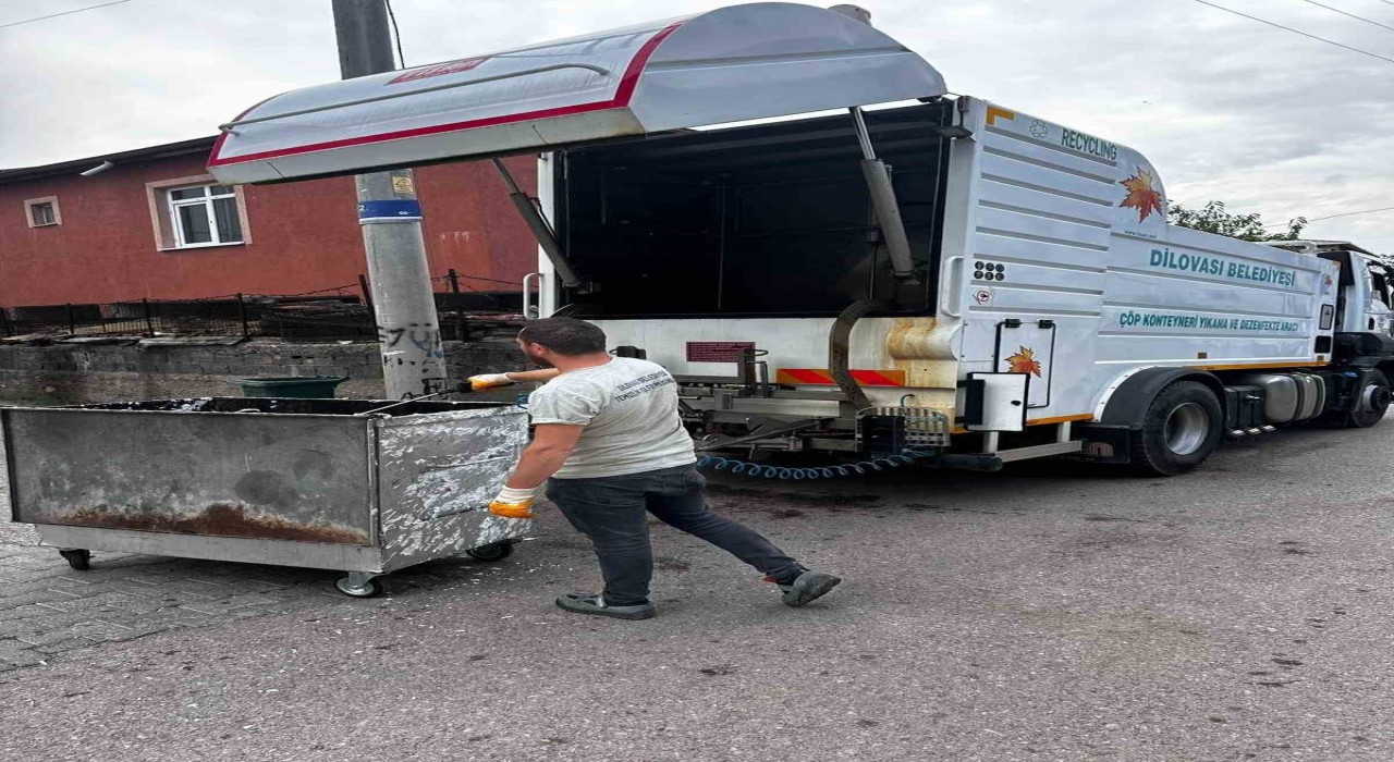 Dilovasında çöp konteynerleri dezenfekte ediliyor