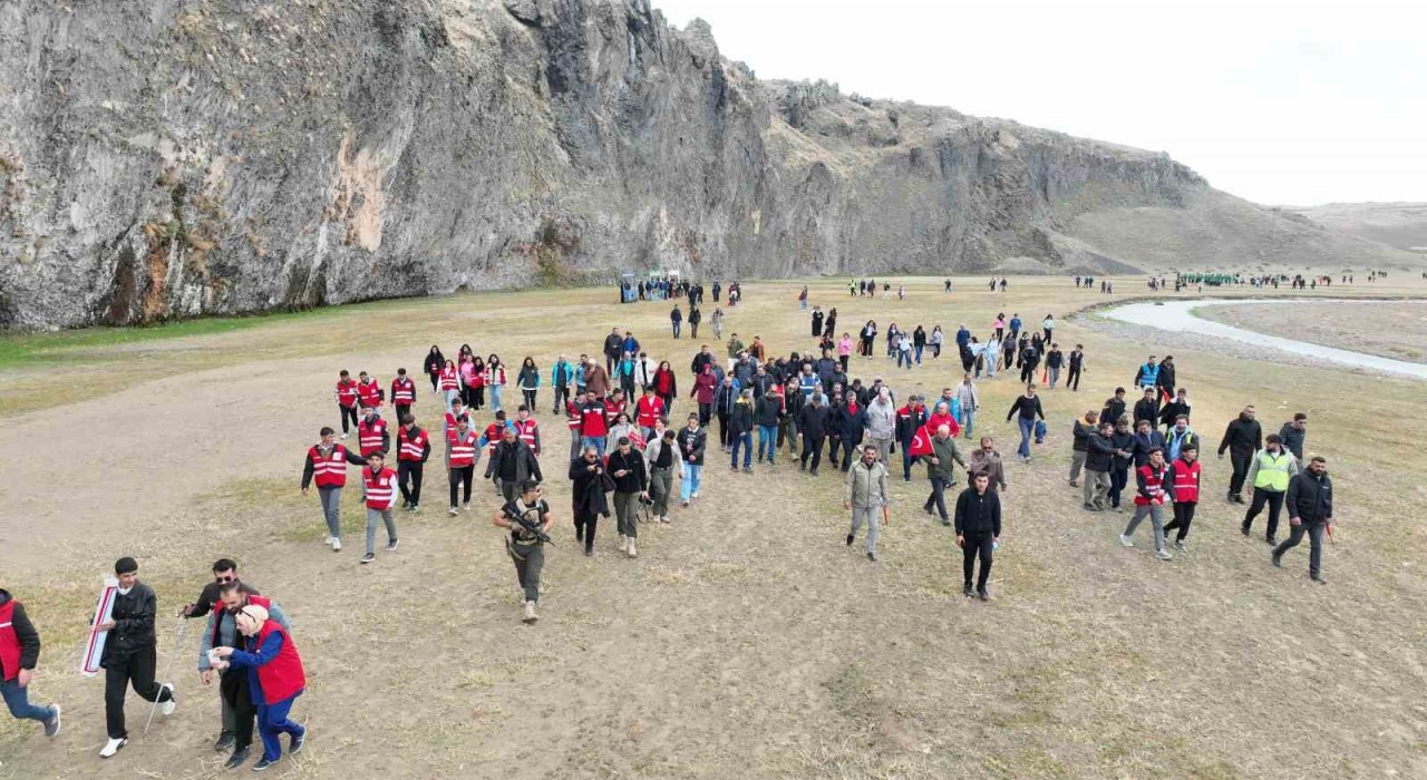 Diyadin Kanyonunda Cumhuriyetin 102. yılına özel doğa yürüyüşü