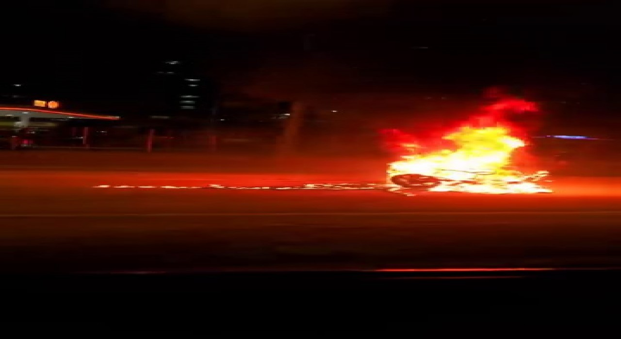 Diyarbakırda aracın çarptığı motosiklet savrulup alev aldı: 1 yaralı