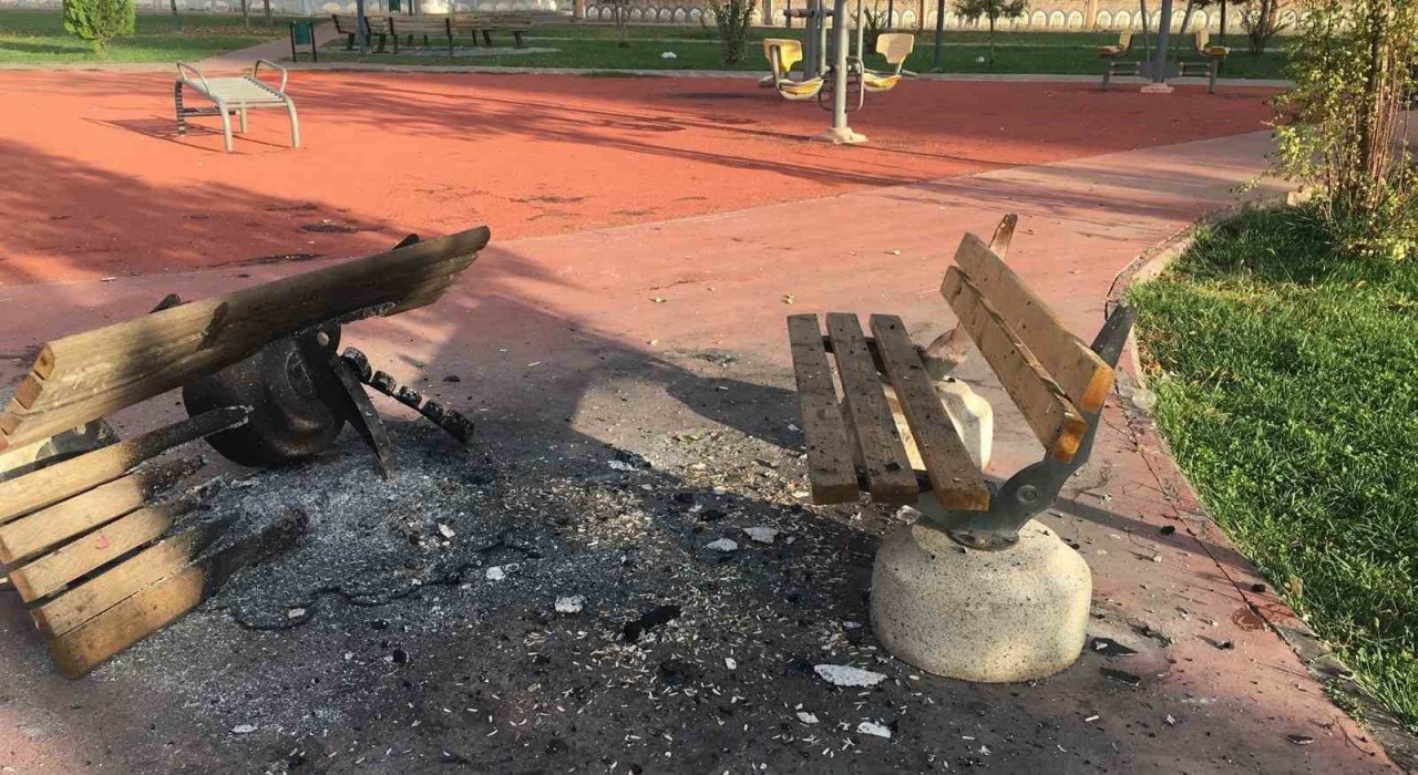 Diyarbakırda bazı parklarda oturma bankları yakıldı