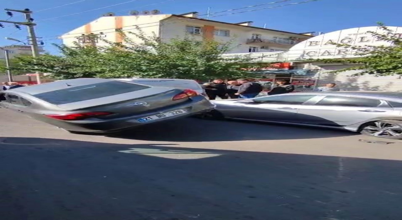 Diyarbakırda ilginç kaza: Park halindeki 2 araca çarpıp asılı kaldı