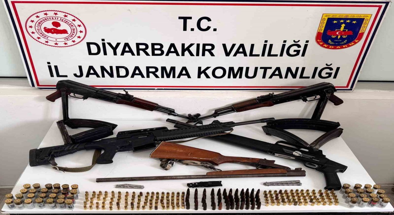 Diyarbakırda kaçakçılık operasyonunda çok sayıda silah ele geçirildi: 6 gözaltı