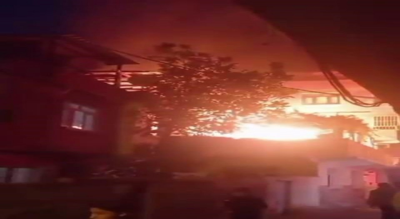 Diyarbakırda korkutan yangın: Alevler metrelerce yükseldi