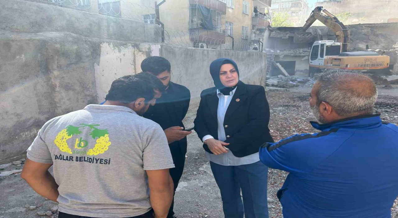 Diyarbakırda metruk binalar yıkılıyor