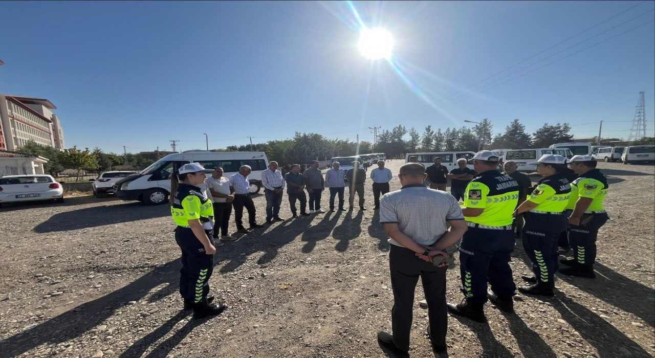 Diyarbakırda okul servis araç sürücüleri için trafik güvenliği eğitimi verildi