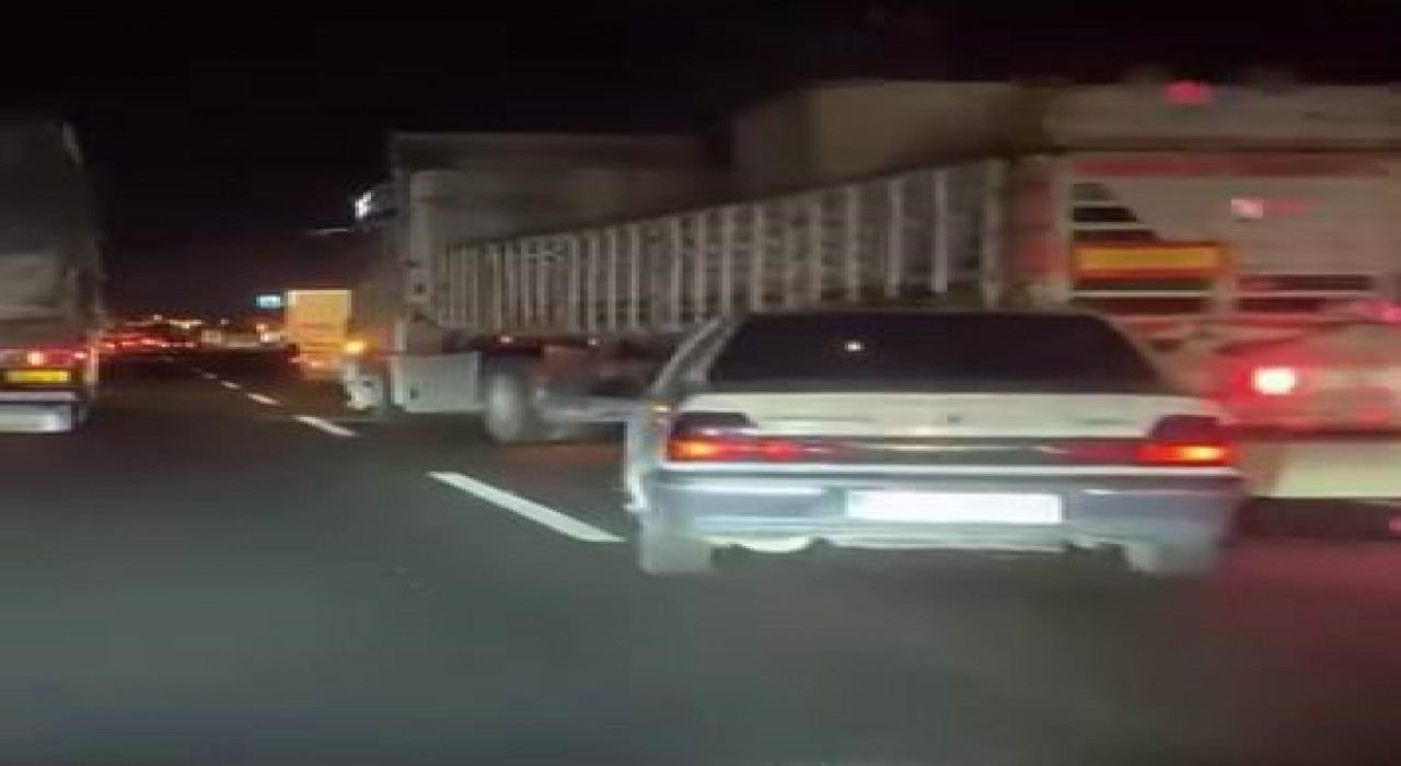 Diyarbakırda otomobil tırın altına girdi: 1 yaralı