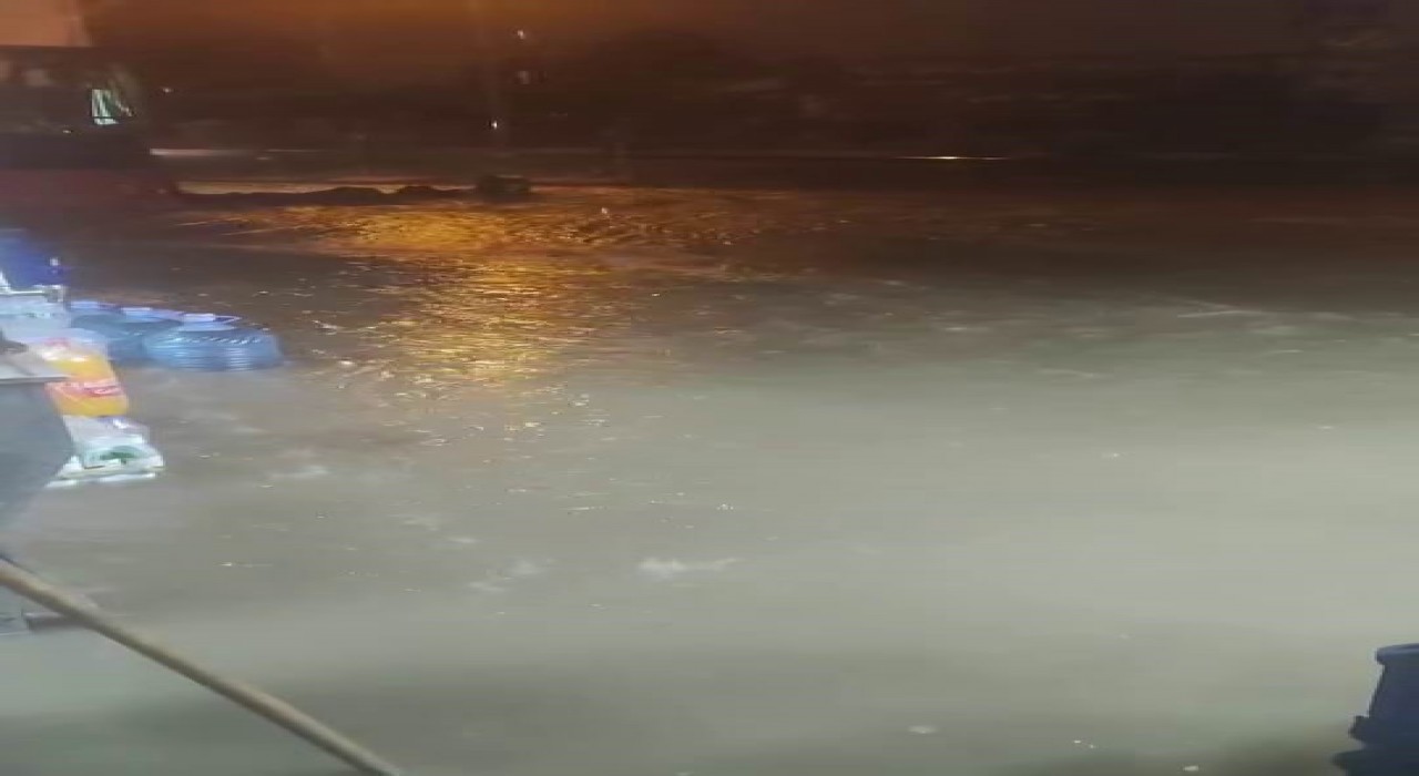 Diyarbakırda sağanak nedeni ile bazı iş yerlerini su bastı