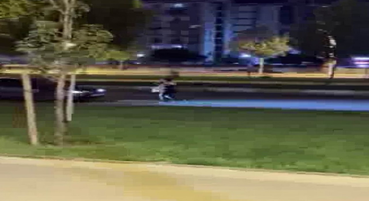 Diyarbakırda şaşkına çeviren görüntü: Kadın ana yolda kendini seyir halindeki araçların önüne attı