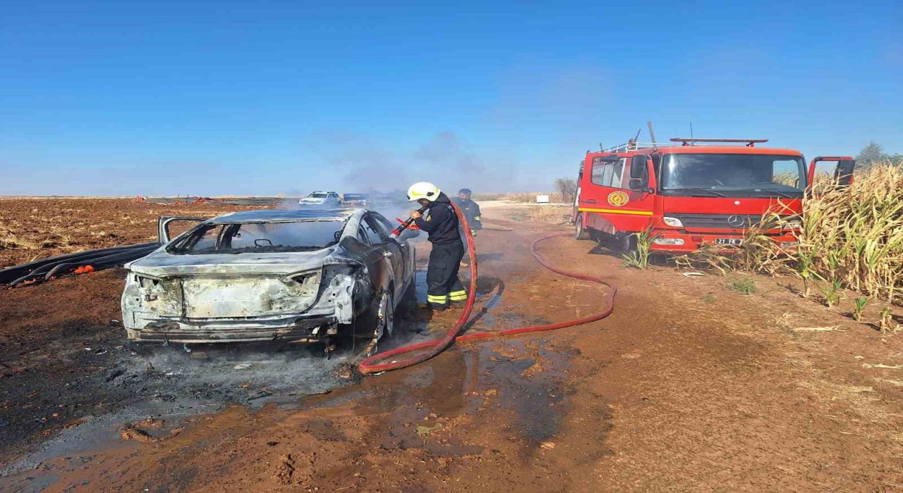 Diyarbakırda seyir halindeki araç küle döndü