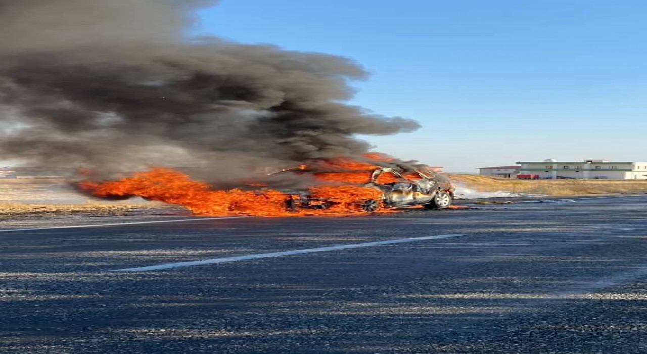 Diyarbakırda seyir halindeki otomobil alevlere teslim oldu