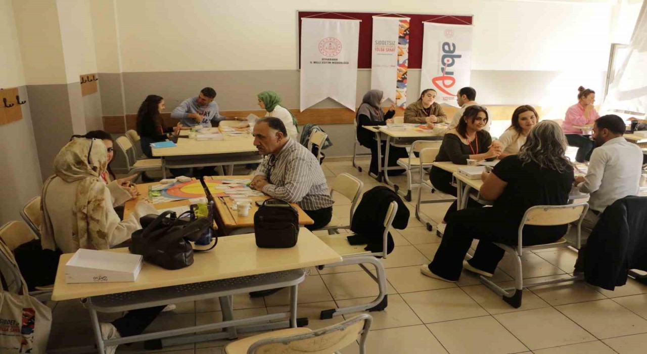 Diyarbakırda Şiddetsiz İletişim Yoluyla Yolda Sanat eğitimi