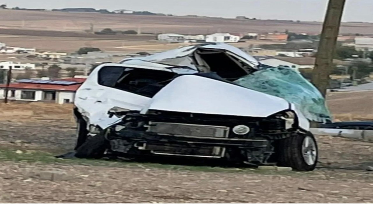 Diyarbakırda tırın çarptığı otomobilin sürücüsü hayatını kaybetti