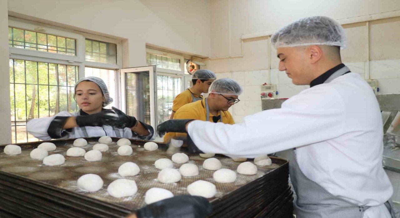 Diyarbakırdaki meslek liseleri fabrika gibi çalışıyor: Geçen yılki ciro 230 milyon lira