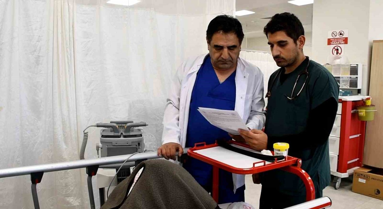 Doktor baba-oğul aynı hastanede hizmet etmenin mutluluğunu yaşıyor