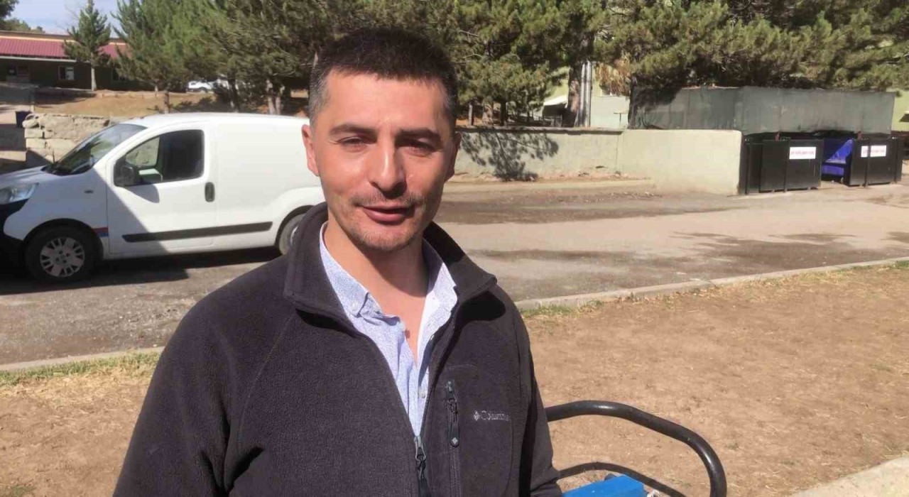 Dondurucu soğuğa aldırış etmeden, anne köpeği yavrularına kavuşturmak için ırmağa girdiler