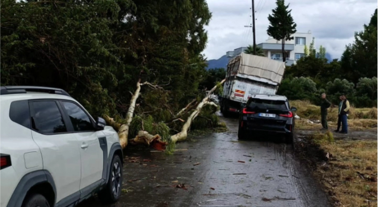 Dörtyol’da Şiddetli Yağış ve Fırtına Hayatı Felç Etti