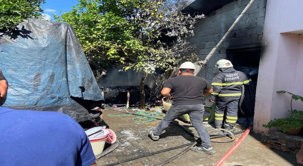 Dörtyolda züccaciye deposu yandı