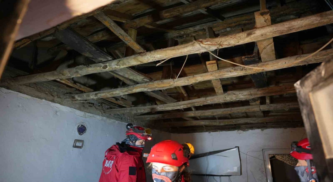 Düğün çerezi hazırlayan ailenin başına evin tavanı çöktü