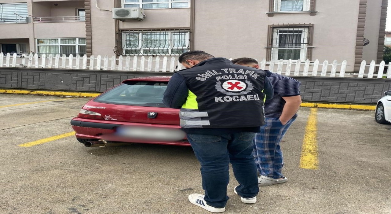 Düğün konvoyunda gürültü yapan araç trafikten men edildi