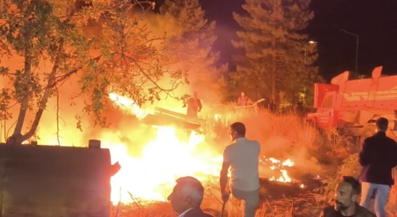 Düğün salonu yakınında çıkan yangın paniğe neden oldu