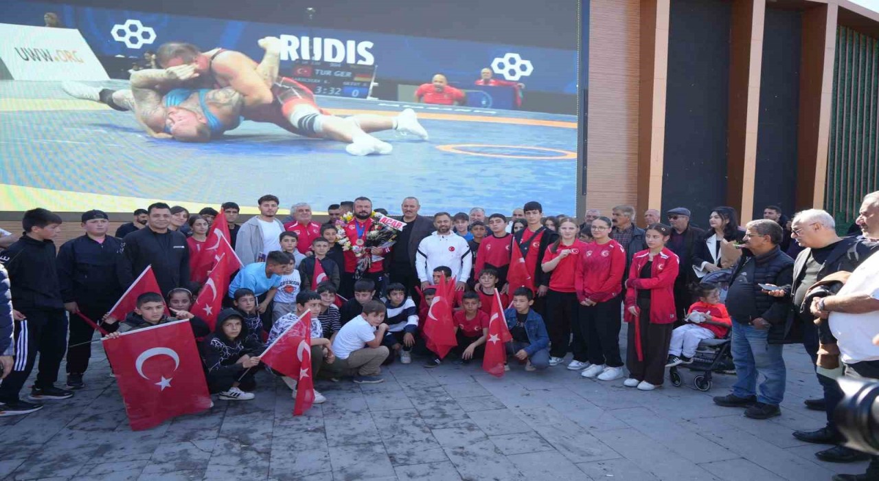 Dünya 3ncüsü olan milli güreşçiye Erzincanda coşkulu karşılama