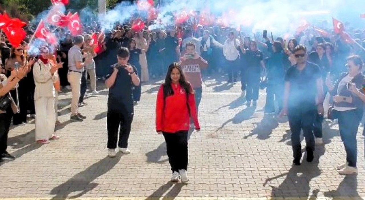 Dünya şampiyonu Ayşegüle yuvasında coşkulu karşılama