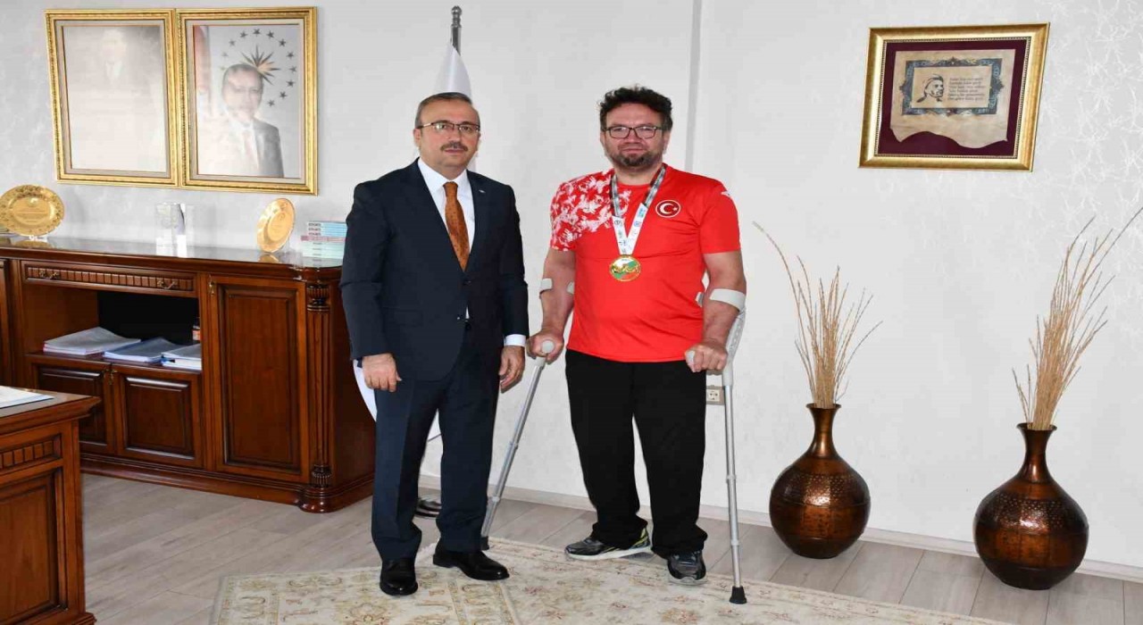 Dünya şampiyonu olan Cırık, İl Milli Eğitim Müdürü Aydını ziyaret etti