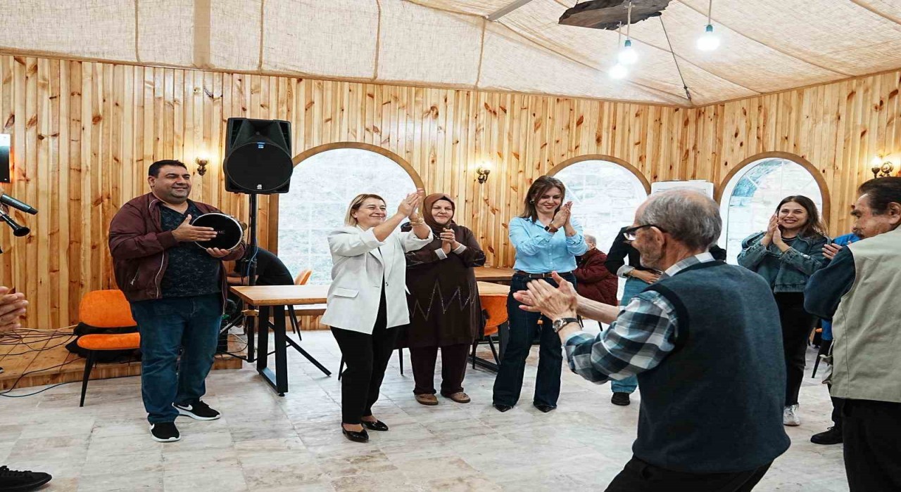 Dünya yaşlılar gününde ‘yaşımız hep 18 etkinliği