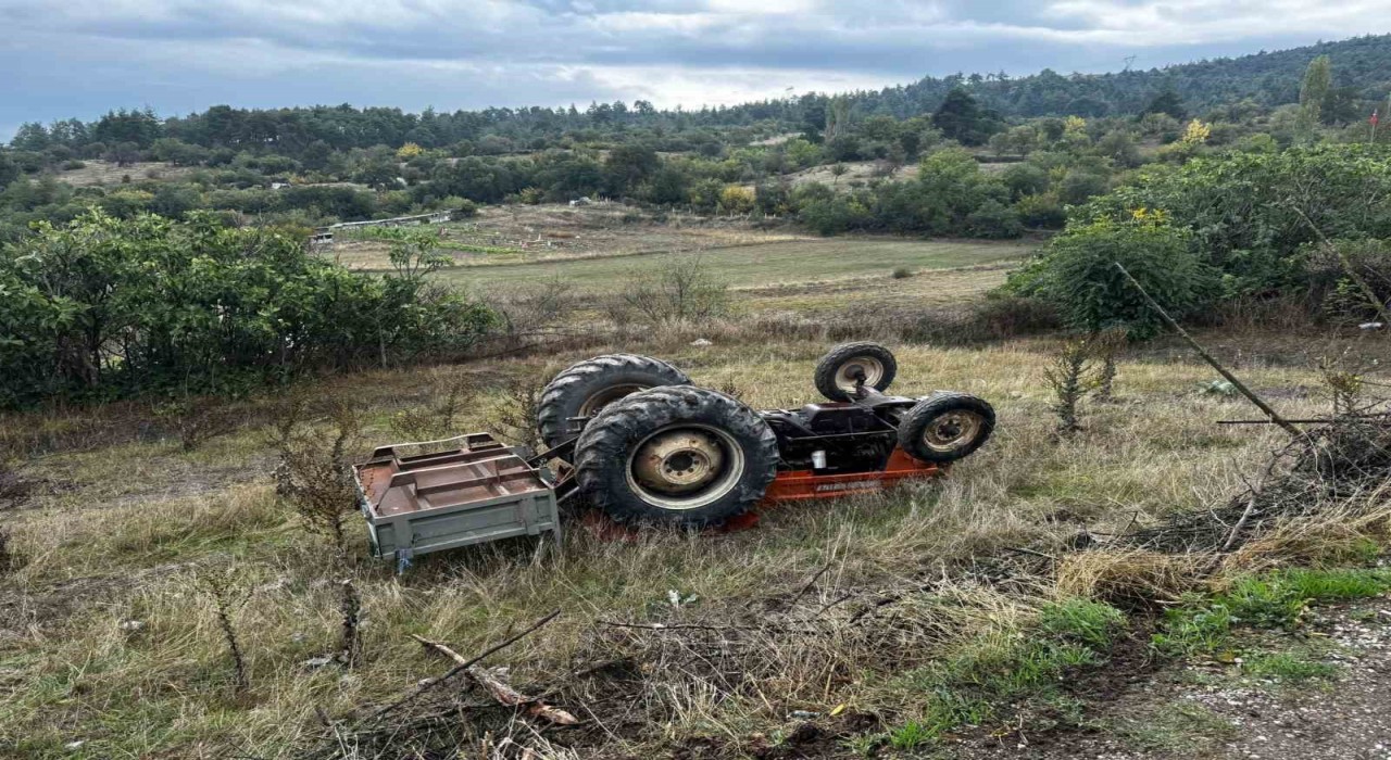 Dursunbeyde traktör devrildi