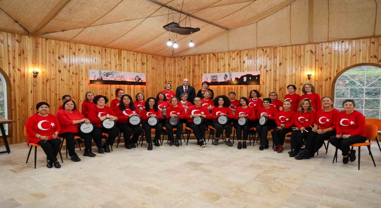 Düzce ritim grubu hem çaldı hem söyledi