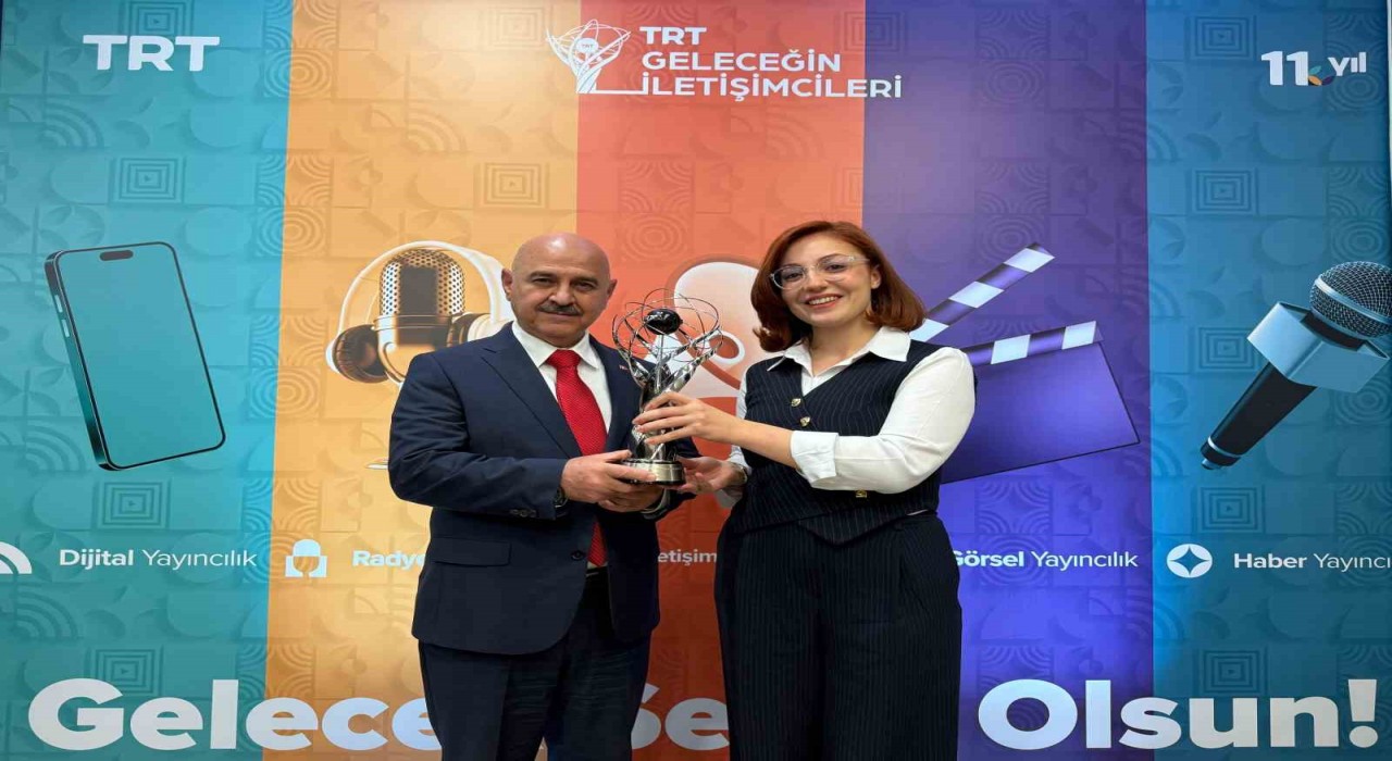 Düzce Üniversitesi geleceğin iletişimcileri yarışmasından ödülle döndü