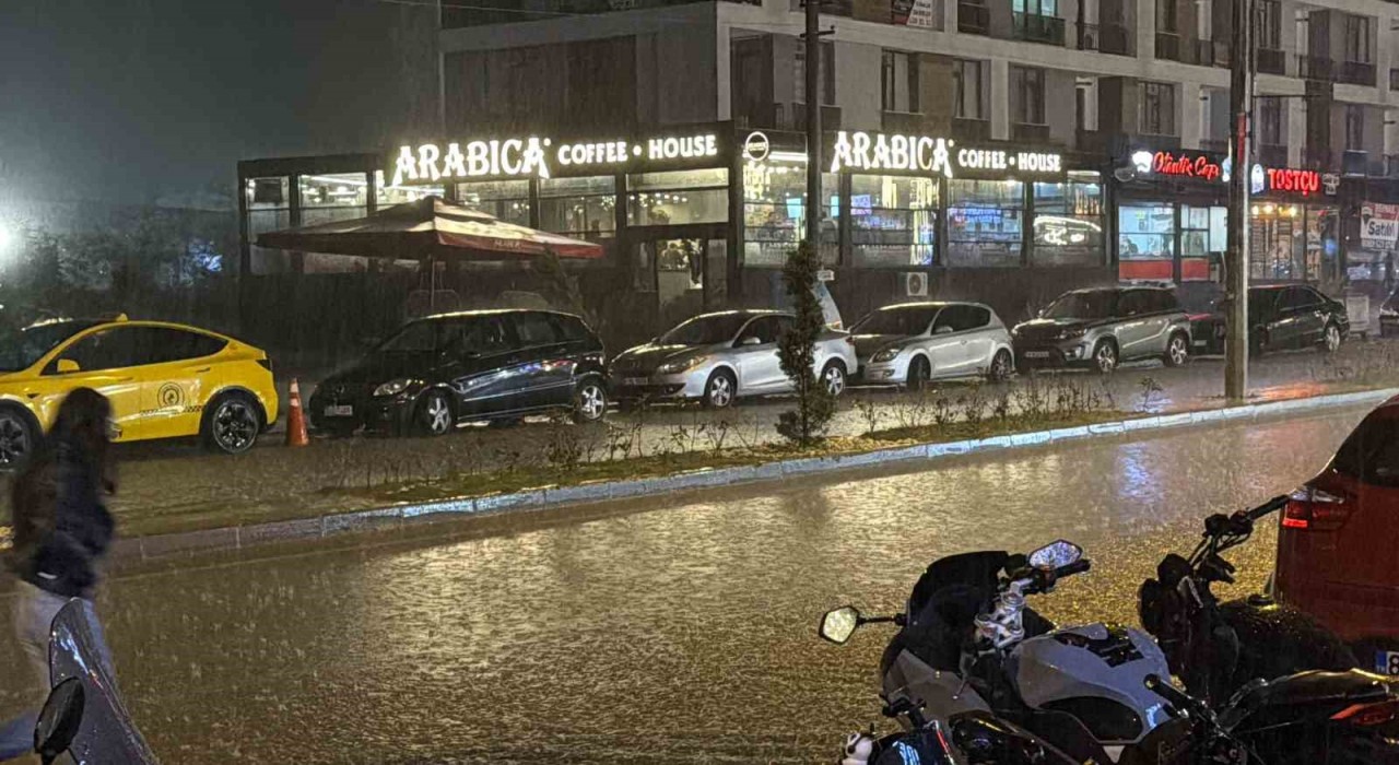 Düzcede şiddetli yağış sokakları göle çevirdi