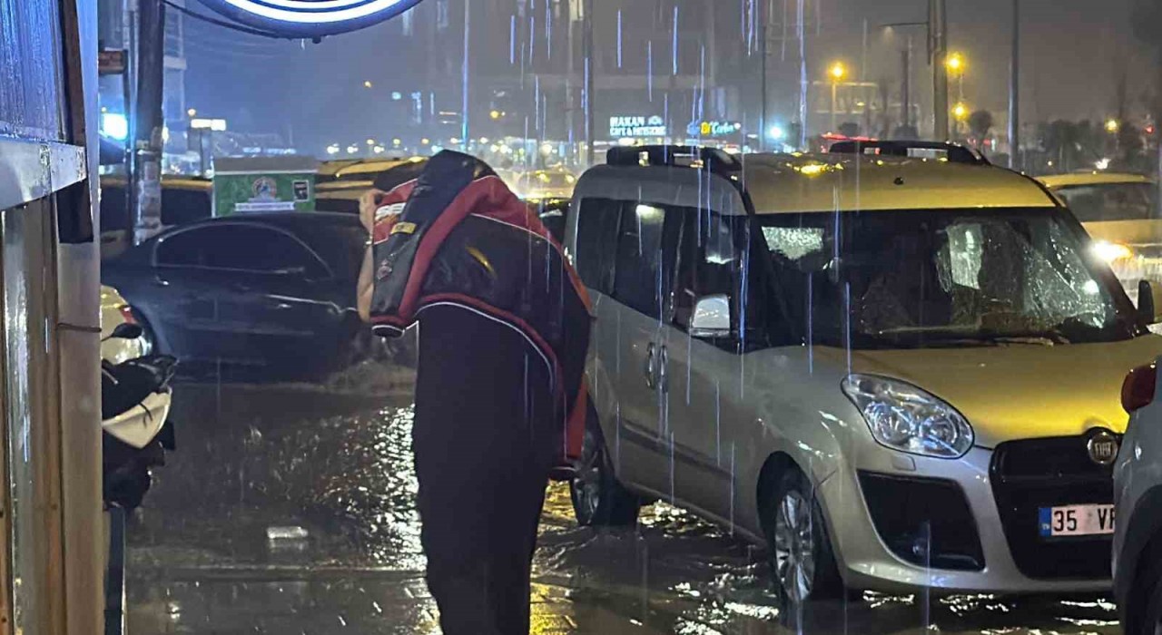 Düzcede şiddetli yağış sokakları göle çevirdi