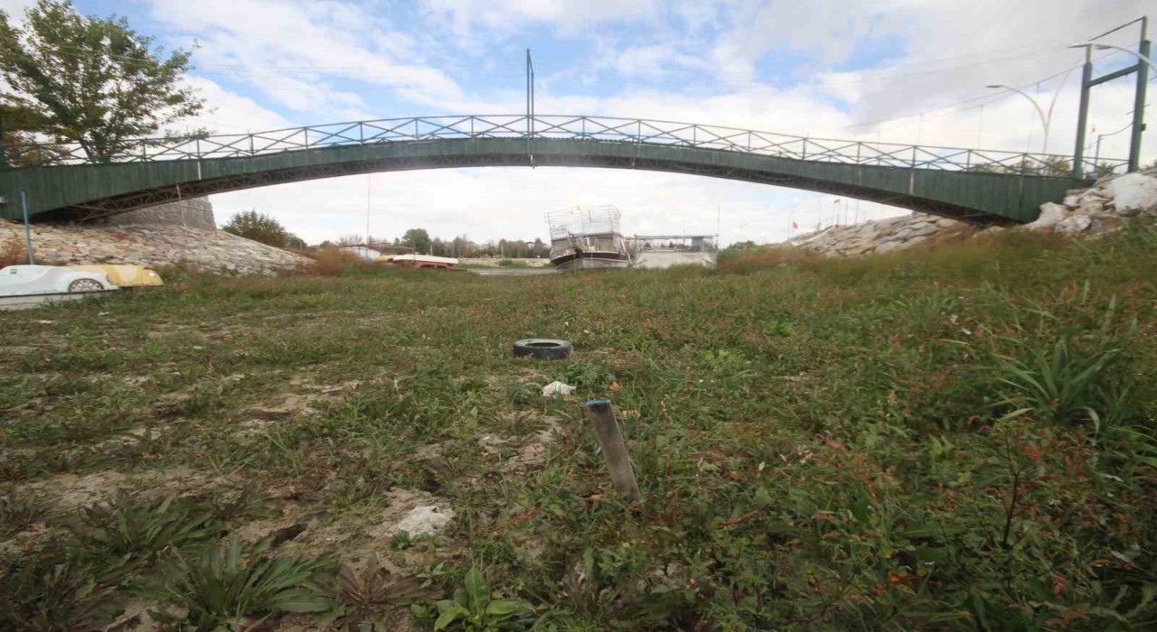 (Düzeltme) Gölde sular çekildi, yatlar karaya oturdu: Aşk Adasının etrafında da su kalmadı