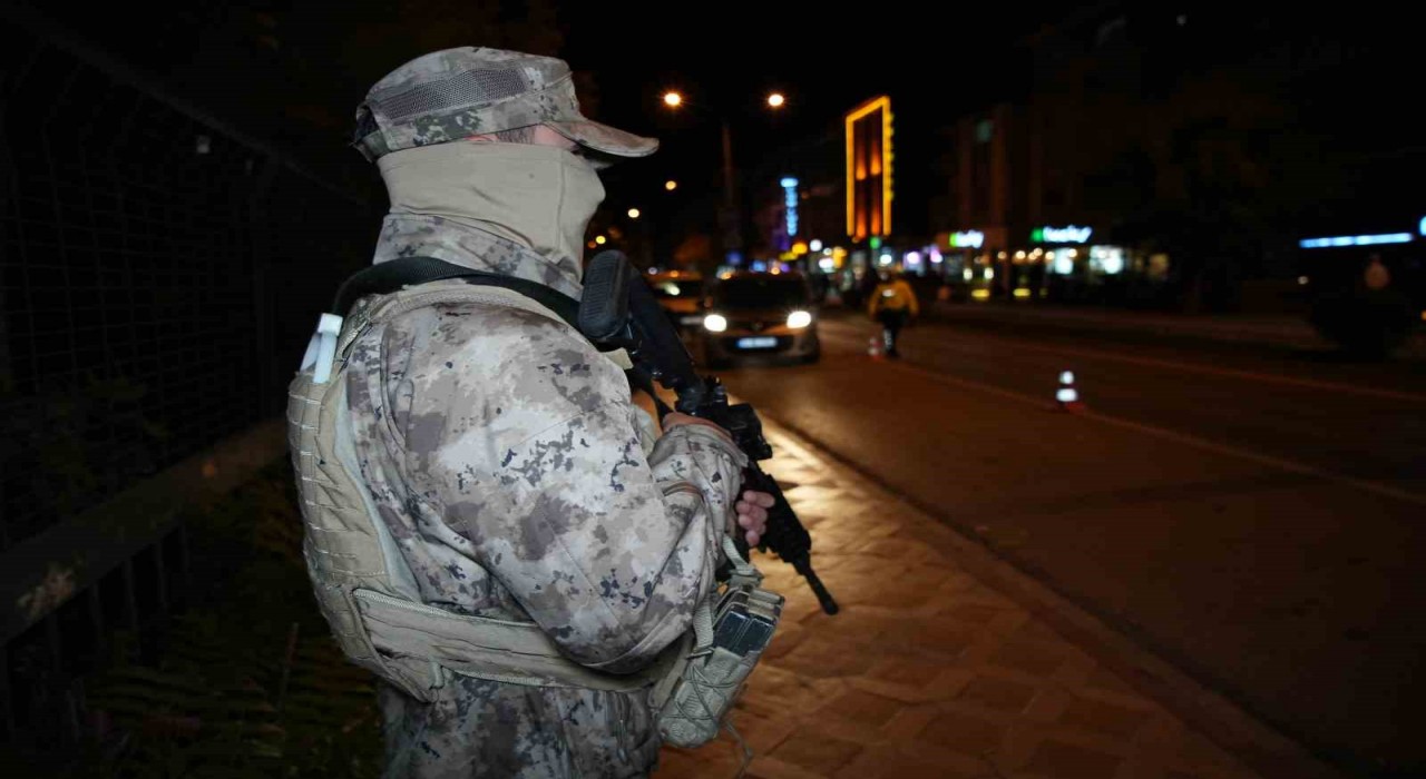 Edirnede Huzurlu Sokaklar uygulaması: Ruhsatsız tabanca ele geçirildi, 15 sürücüye 178 bin TL ceza