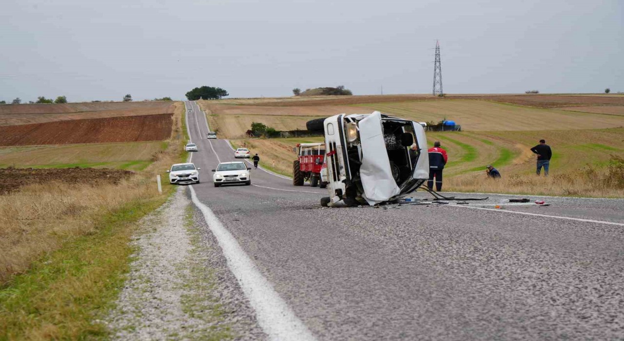 Edirnede iki otomobil çarpıştı: 3 yaralı