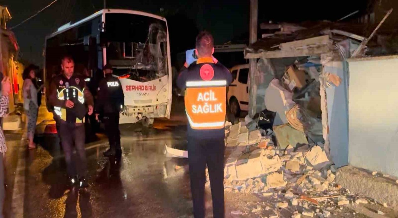 Edirnede minibüs eve girdi