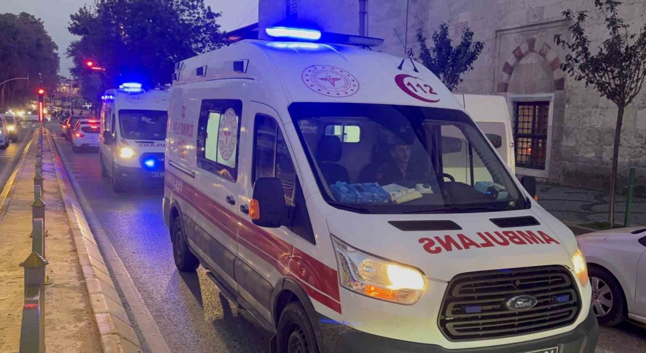 Edirnede motosiklet refüje çarptı: 2 yaralı