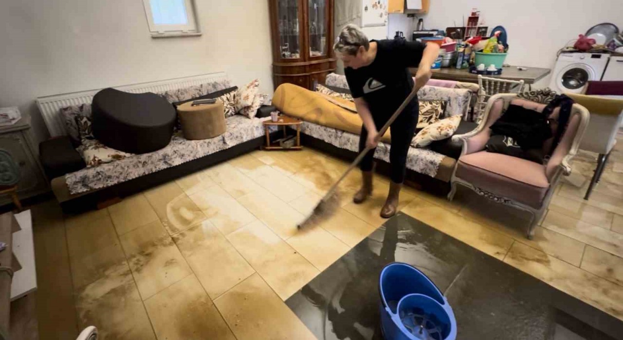 Edirnede sağanak sonrası evleri su bastı